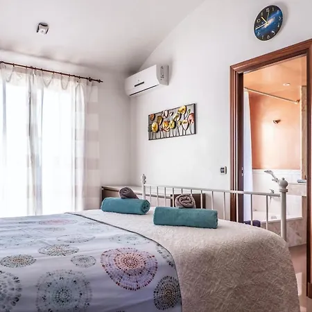Villa Seaside Ciutadella: Beach-nearby Retreat With Pool And Wi-fi Sa Caleta