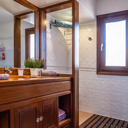 Villa Seaside Ciutadella: Beach-nearby Retreat With Pool And Wi-fi *